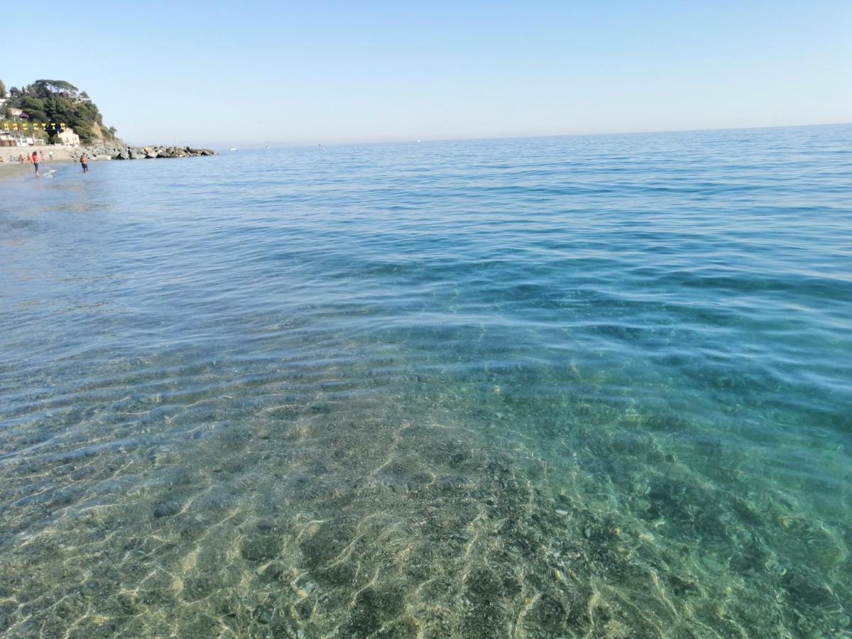 Albergo Blue Fish Албисола Супериоре Екстериор снимка